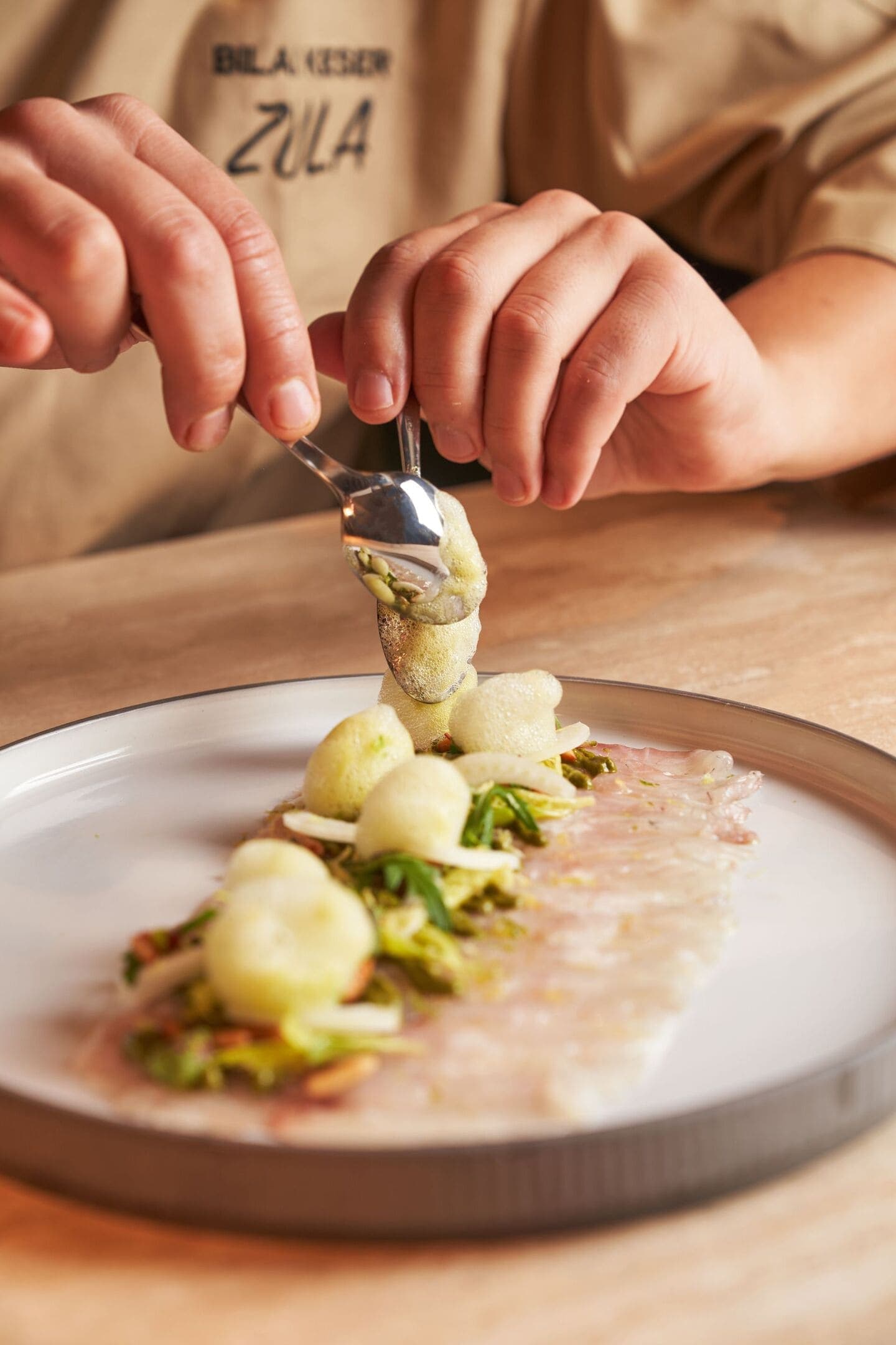 Profesional de hostelería con formación en alérgenos e intolerancias alimentarias