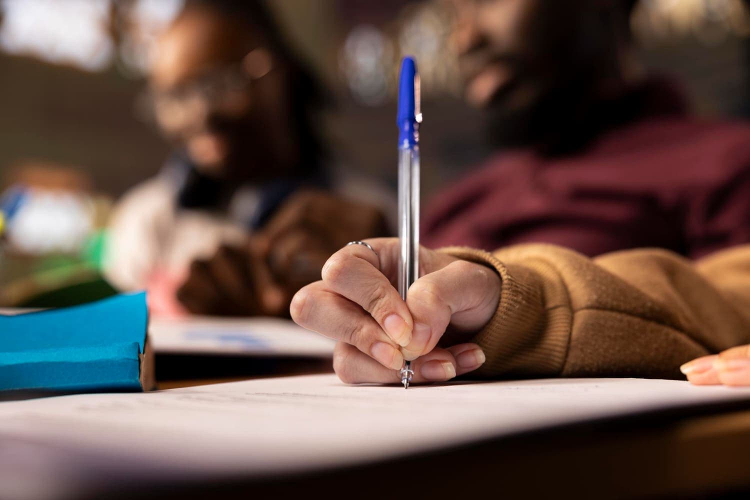 Persona haciendo el test del examen de manipulador de alimentos en el ordenador