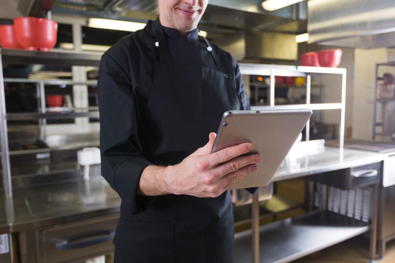 Inspección de sanidad en un restaurante revisando documentación