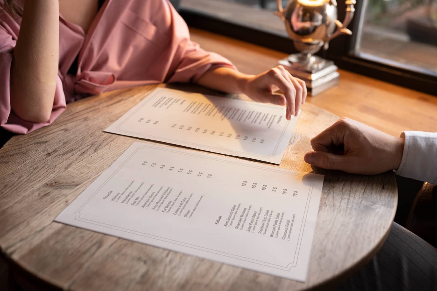 Camarero consultando la carta de alérgenos en la terraza de un restaurante